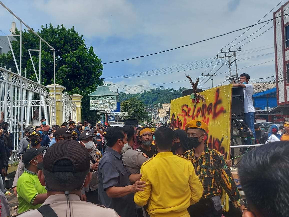 1 Pendukung Makmur Dilarikan ke Rumah Sakit Usai Ricuh di DPD Golkar