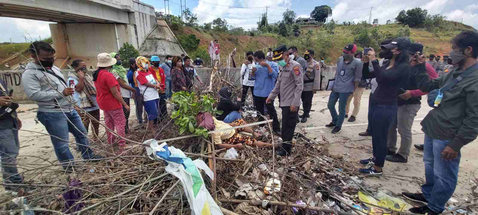 Tutup Jalan Tol Balsam, Warga Tuntut Pembayaran Lahan