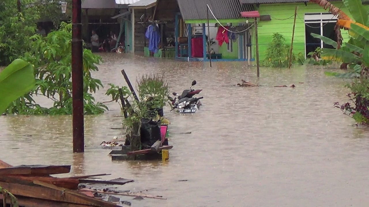 Hujan Deras, Kampung Timur Banjir