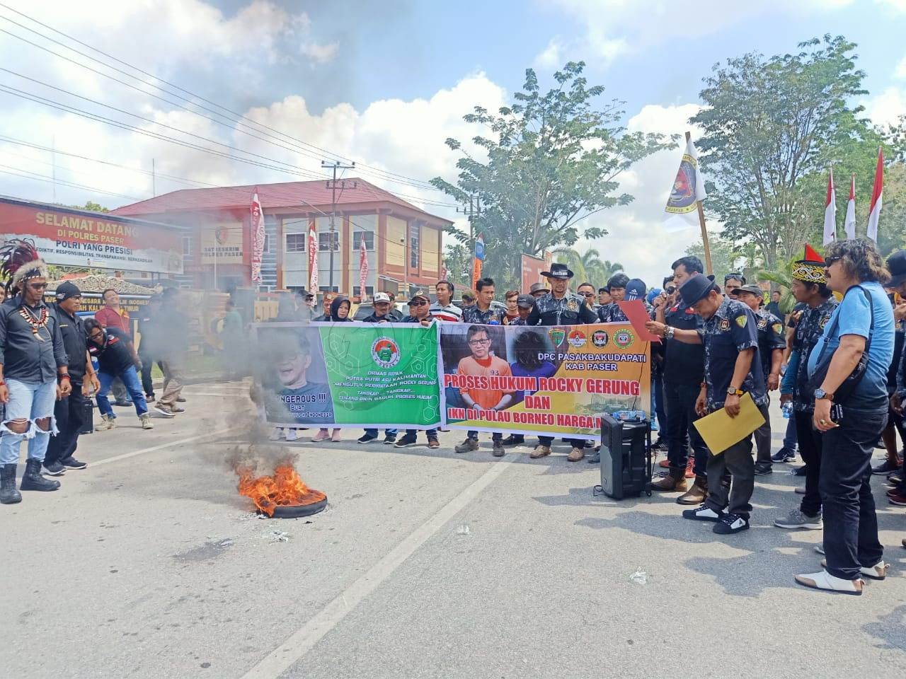 Buntut Pernyataan Rocky Gerung, Massa Suarakan Tuntutan di Polres Paser