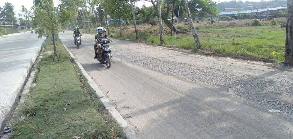 Truk Kontainer Diduga Jadi Penyebab Kerusakan Jalan