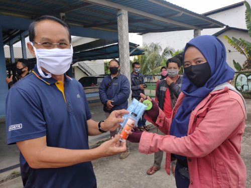 Tim Millenial Lawan Covid-19 Bagikan Bantuan Kepada Kurir