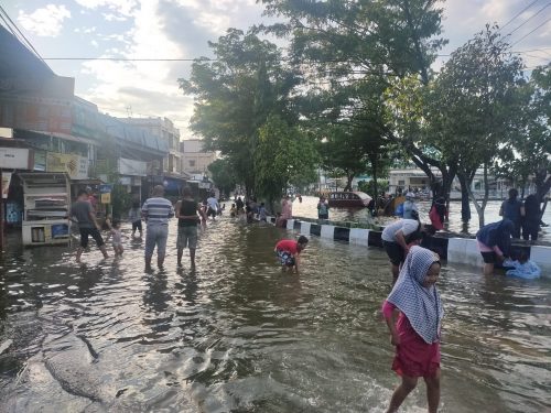 Warga Terpaksa Lebaran Idulfitri Ditengah Pandemi dan Banjir