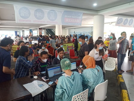 Membludak, Pedagang Pasar Baru Balikpapan Antre Minta Vaksin