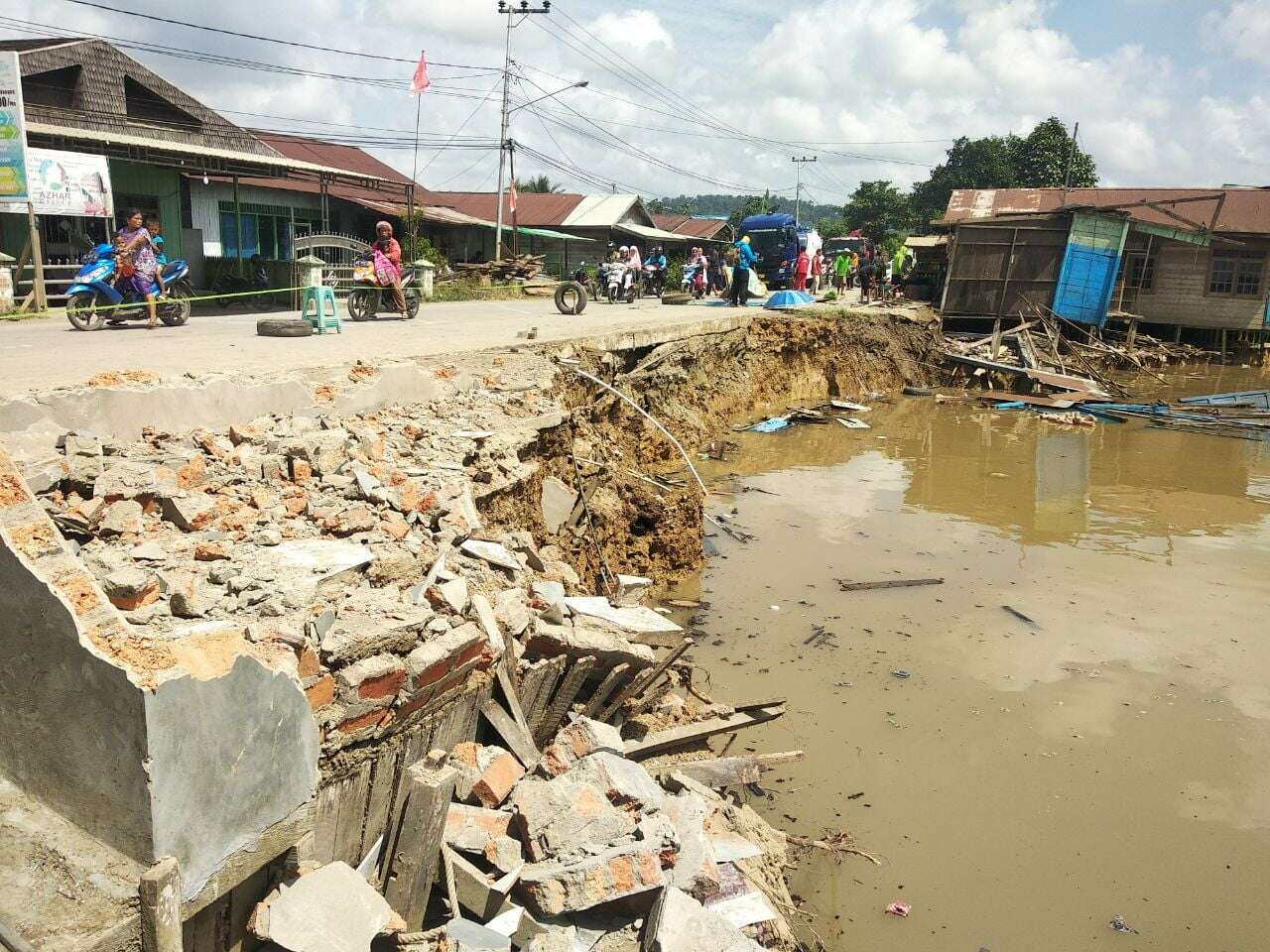 Margasari Longsor, Tiga Rumah Tenggelam di Sungai Mahakam