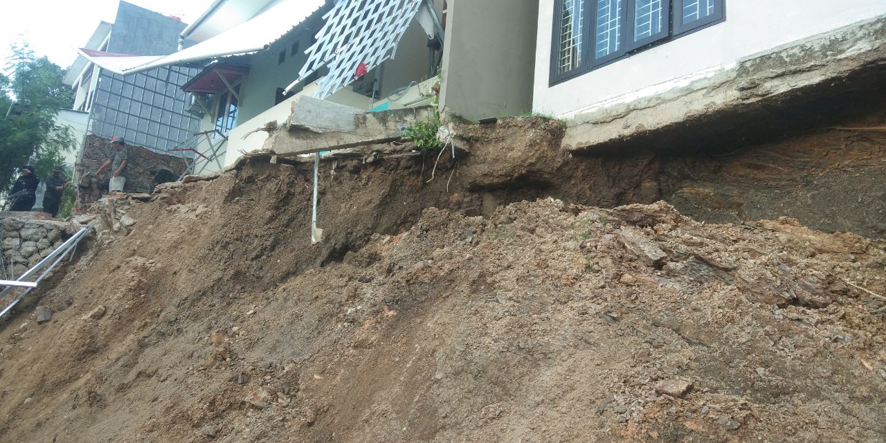 Tanah Curam, Dua Rumah Bukit Erlisa Runtuh