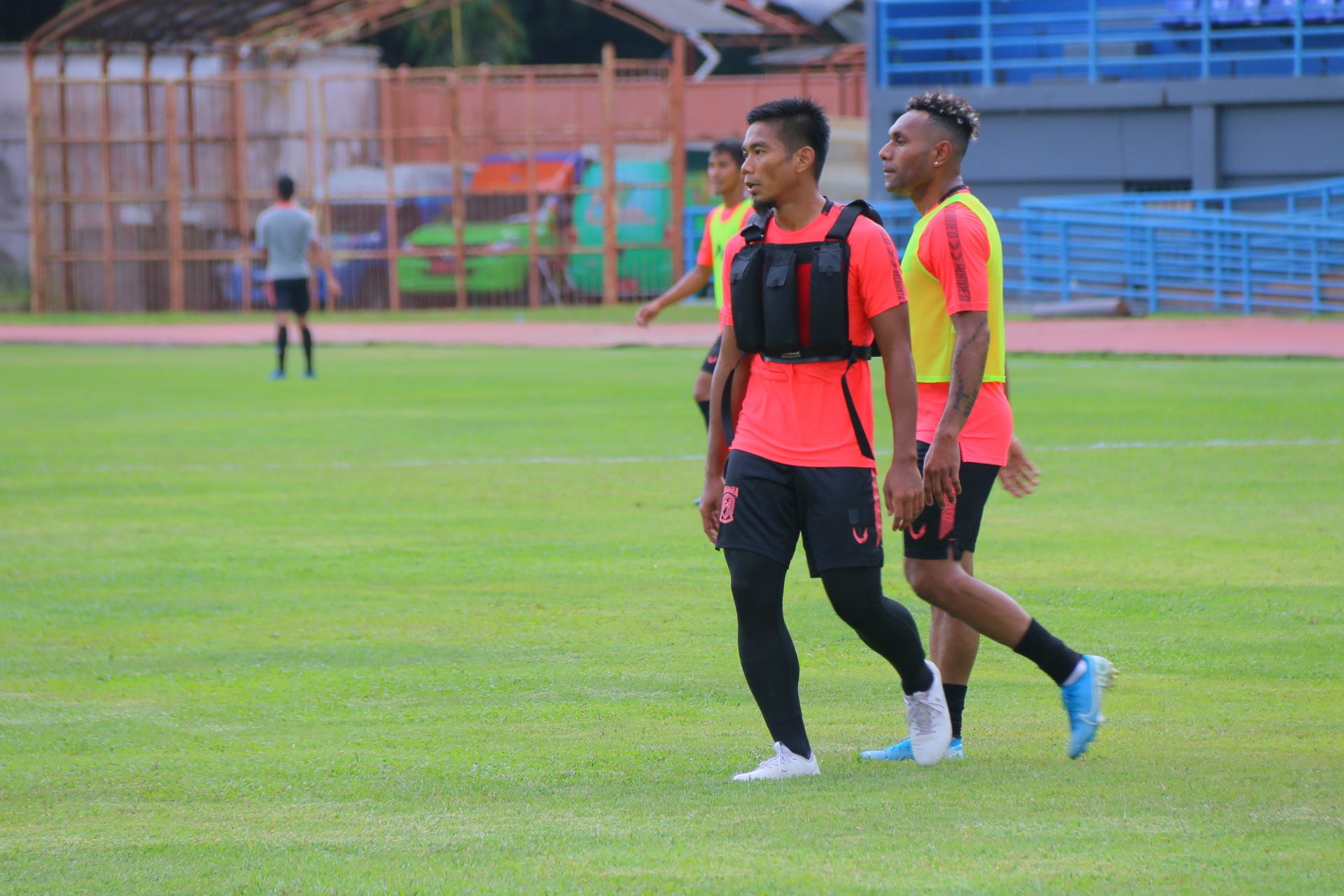 Pemain Belakang Borneo FC Ini Jadi Guru Dadakan