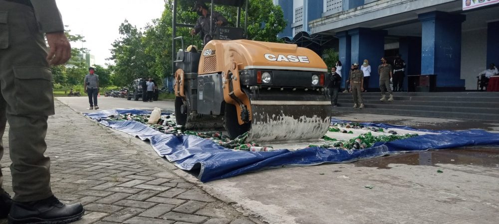 Pemusnahan Barang Bukti Miras di PPU, Ribuan Botol Miras Digilas