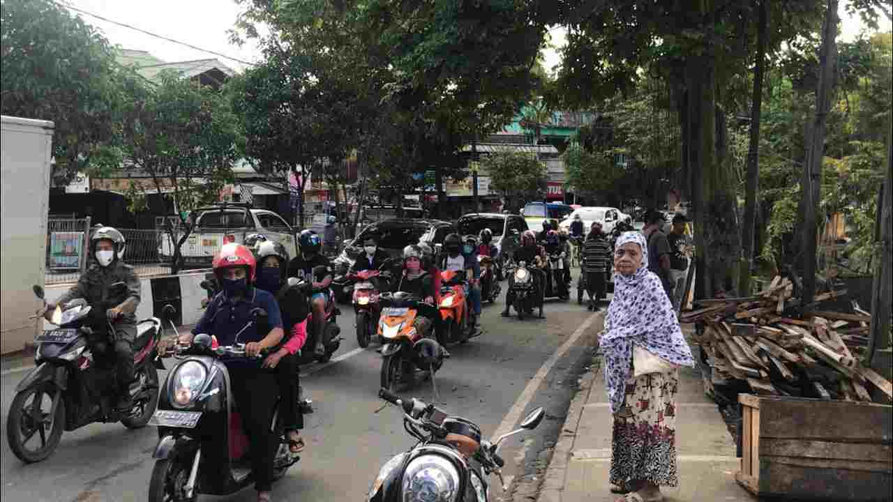 Proses Pengerukan Excavator Menarik Perhatian Warga Sekitar dan Pengguna Jalan