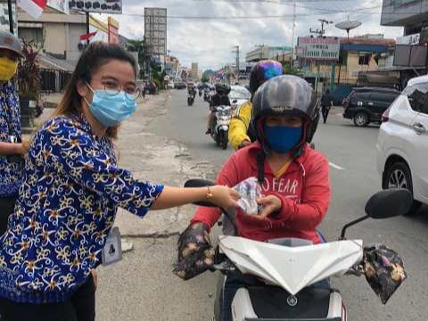 Aston Samarinda Bagikan Hygiene Set Pada Masyarakat