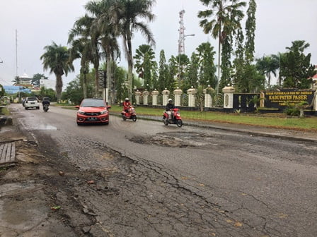 Hindari Jalan Berlubang Depan Kantor DPRD Paser, Truk Muatan Sawit Terguling