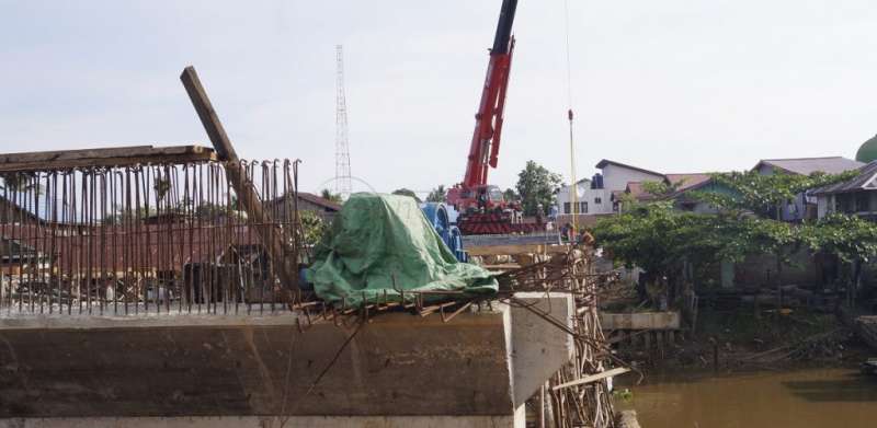 Hentikan Lalu Lintas di Jembatan Mahkota II, Petugas Gabungan Pasang Pembatas Berlapis