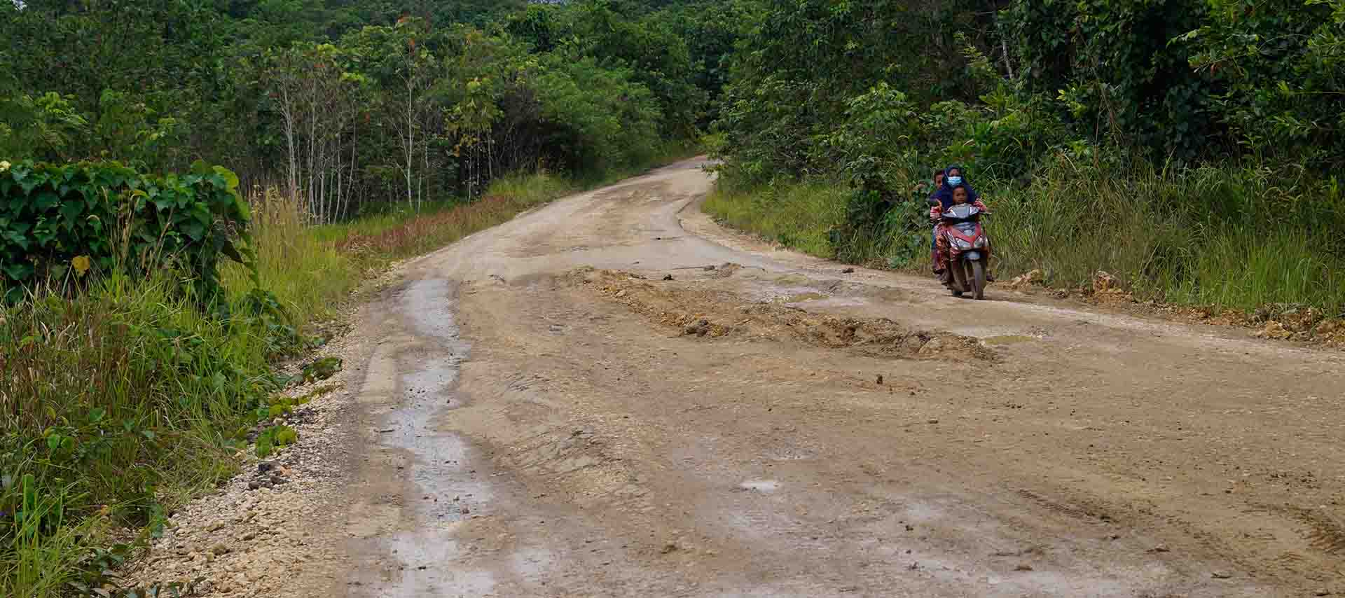 Jalan Rusak Lambat Diperbaiki