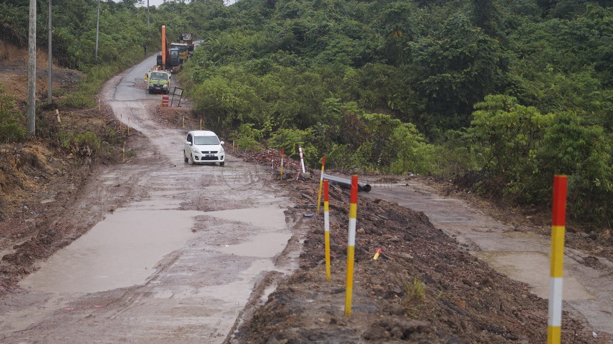 Perbaikan Jalan Rantau Pulung Belum Tuntas