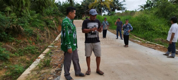 Joni Tinjau Langsung Pekerjaan Semenisasi di Desa Teluk Pandan