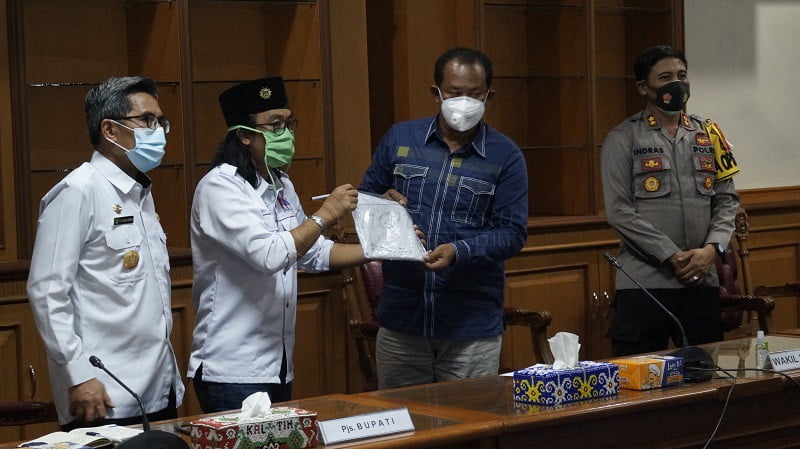 Buruh Kutim Kirim Kain Kafan untuk DPR RI