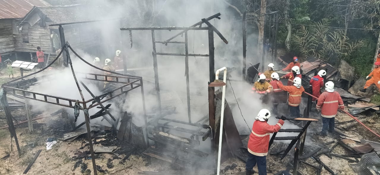 Rumah Kayu Ludes Terbakar