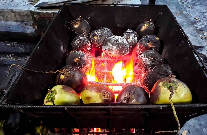 Pelepas Dahaga saat Puasa, Ini Khasiat dan Nutrisi Kelapa Bakar