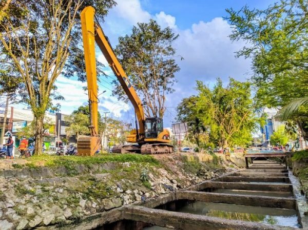 Sedimentasi di Parit Eks Puskib Dikeruk, Jalanan Macet