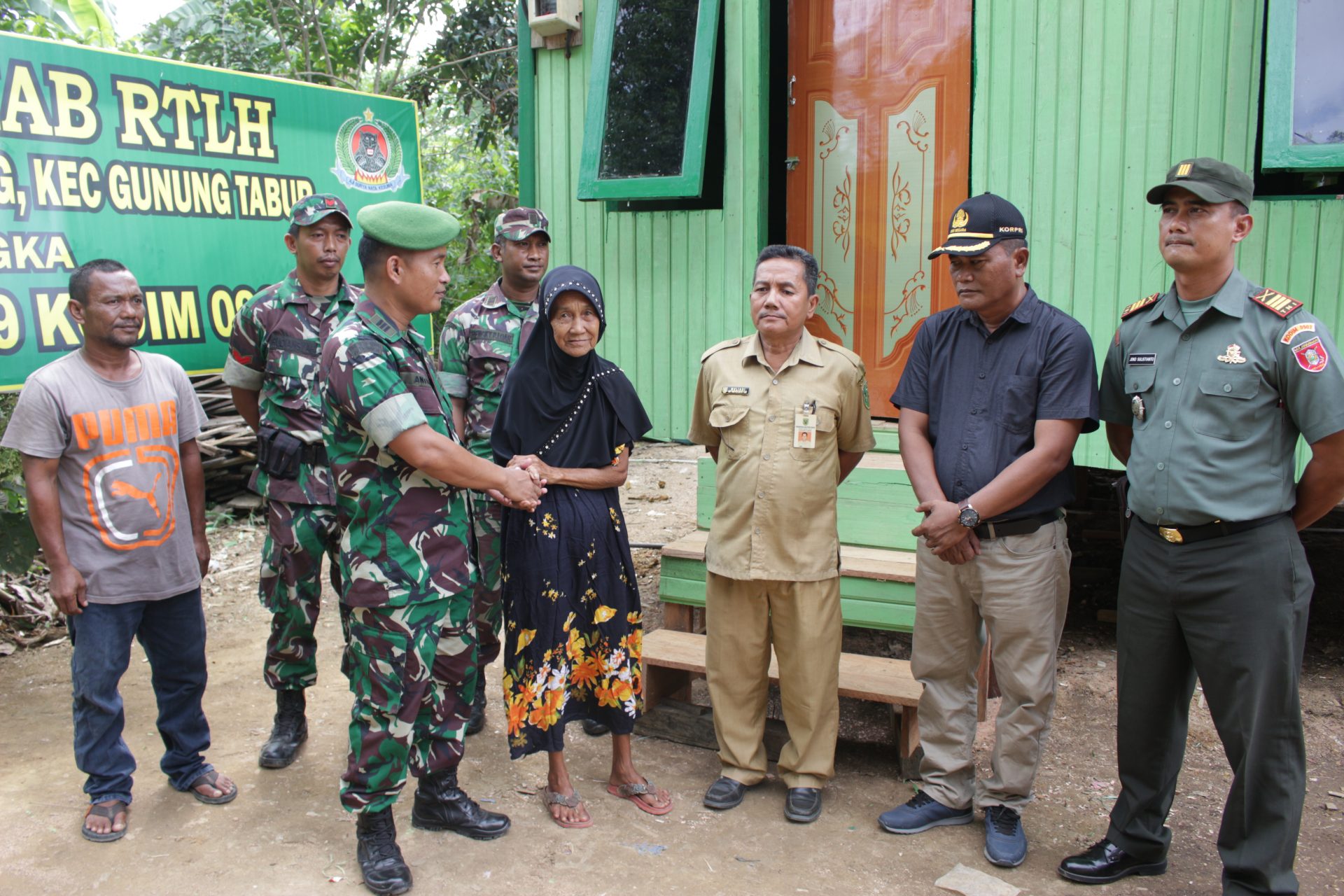 Bagi Sembako dan Bedah Rumah