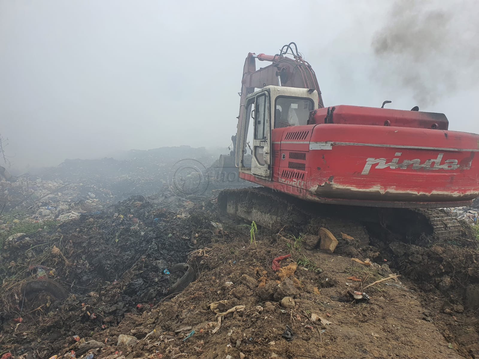 Tumpukan Sampah di TPA Sungai Pinang Terbakar