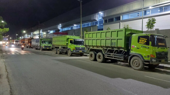 Kendaraan Proyek RDMP Kembali Parkir di Bahu Jalan Karang Anyar: Haji Aco: Dishub Kurang Serius!