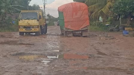 Jalan Rusak di Muara Badak Kukar Rusak, Warga Patungan Perbaiki Sendiri