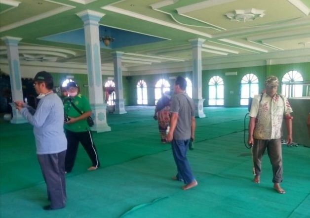 Tangkal COVID-19 Bersama, Warga Kelinjau Tengah Semprotkan Disinfektan 