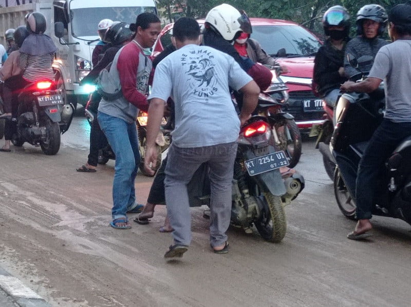 Jalan Licin Berlumpur karena Longsoran, Setiap 3 Menit, 1 Pengendara Terjatuh