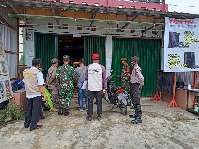 Aparat di Kukar Segel Warung yang Langgar Jam Malam