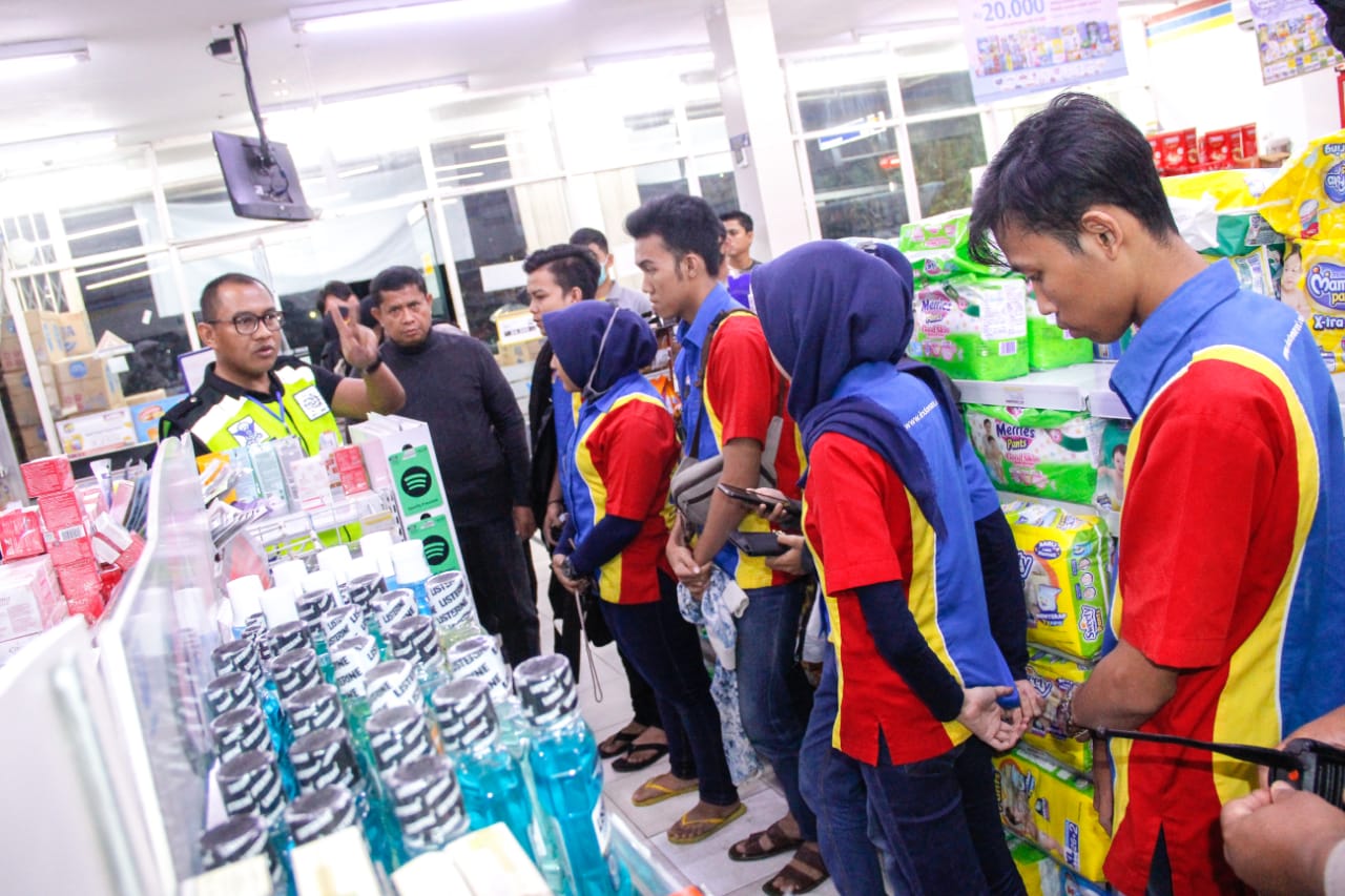 Patroli Malam, Kapolresta Balikpapan Tertibkan Minimarket Yang Beroperasi