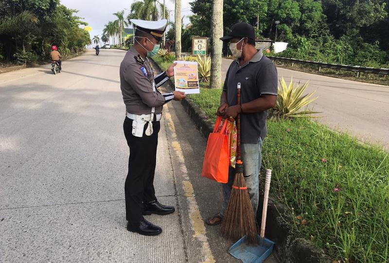 Sambil Berbagi, Satlantas Polres Kukar Sosialisasi Pencegahan COVID-19 ke Masyarakat