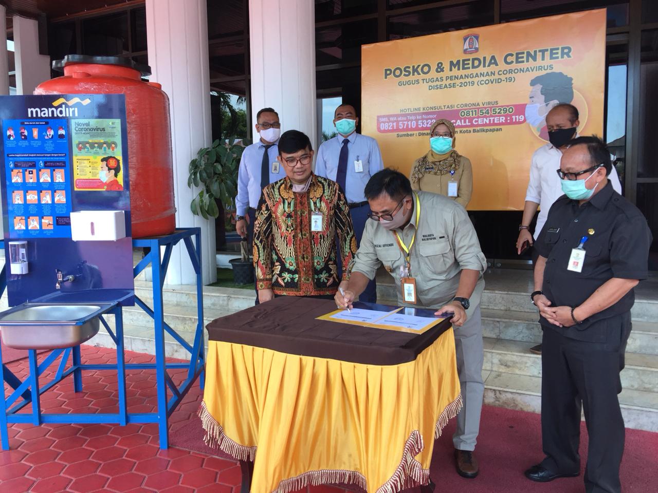 Bank Mandiri Balikpapan Serahkan Bantuan Wastafel Portable