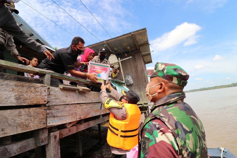 Menyisir Sungai Mahakam, TNI-Polri dan Bhayangkari Kukar Bagikan Sembako ke Masyarakat