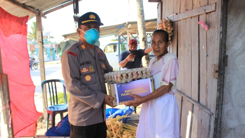 Polsek Muara Jawa dan Bhayangkari Bantu Warakauri dan Masyarakat Terdampak COVID-19