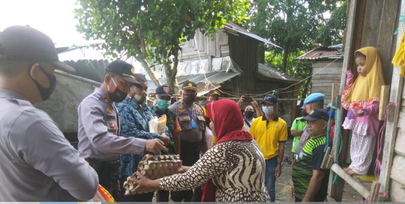 Sambangi Masyarakat Kecil, TNI-Polri dan Aparat Desa Bagikan Masker dan Sembako Gratis