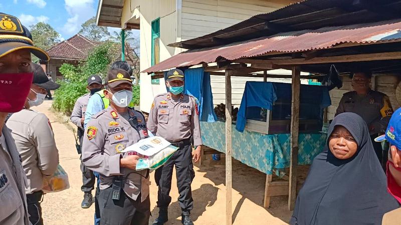 Gandeng Perusahaan, Polsek Tenggarong Seberang Bagikan 1.000 Paket Sembako ke Masyarakat