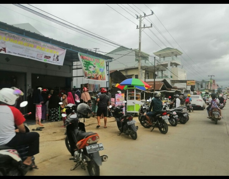 Imbauan Pemerintah ‘Dicuekin’, Pedagang Takjil Ramai, Pembeli Lupa Masker