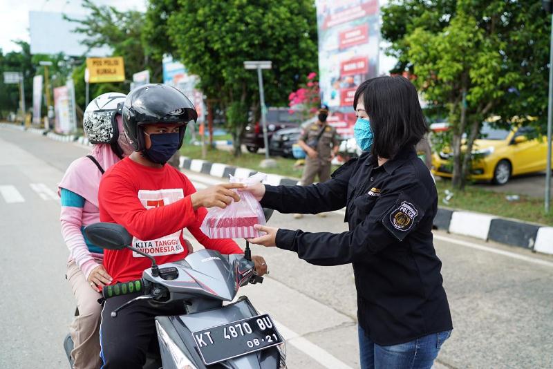 Buka Dapur Umum, Polres Kukar Bagikan Nasi Kotak dan Takjil di Jalan