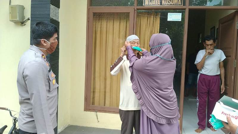 Sambangi Panti Jompo, Polsek Sungai Pinang Salurkan Bantuan Makanan dan Masker