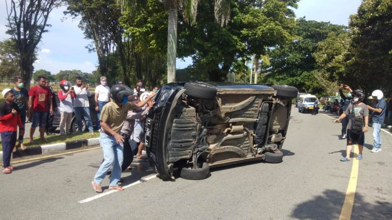 Asik Ngobrol, Mobil Brio Hantam Pohon di Melawai