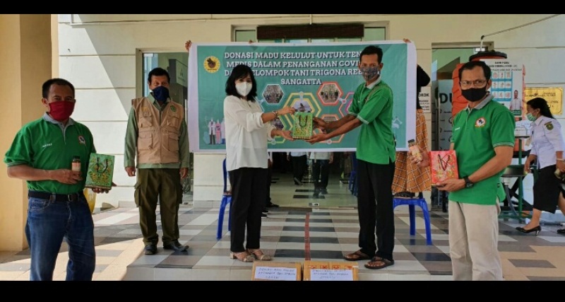 Petani Sumbangkan 80 Botol Madu Kelulut untuk Paramedis RSUD Kudungga