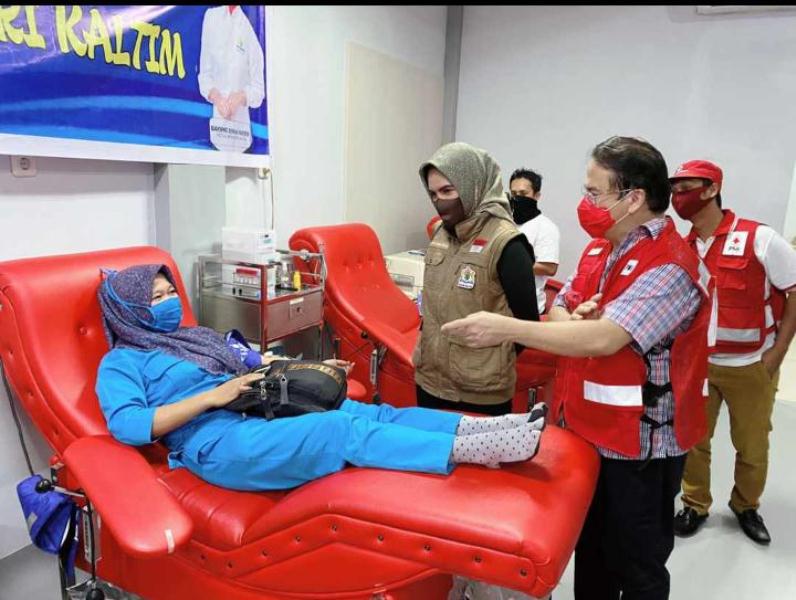 KADIN Kaltim Bersama PMI Samarinda Bagikan 500 Sembako ke Pendonor Darah