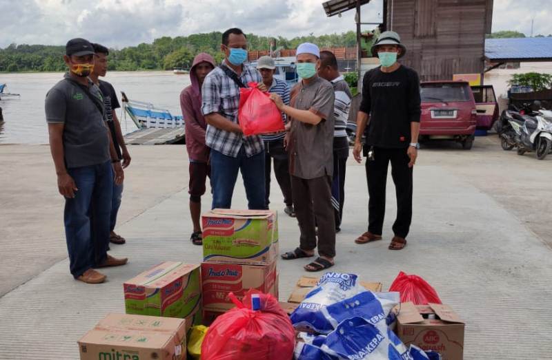 Lagi, Intelkam Polres Kukar Berbagi ke Pekerja Kapal Feri Tradisional