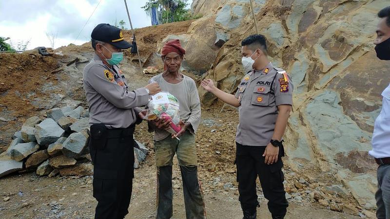 Jelang Lebaran, Polsek Tenggarong Seberang Sambangi Warga Kurang Mampu