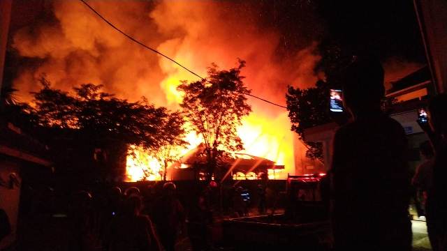 Si Jago Merah Lahap Puluhan Rumah di Jalan Agus Salim