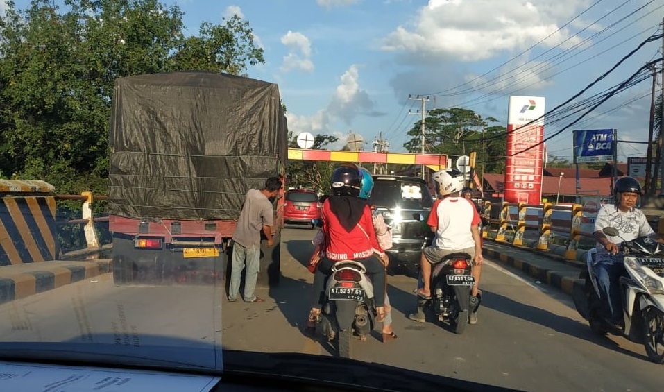 Kendaraan Besar Lolos Masuk Jembatan Bujangga