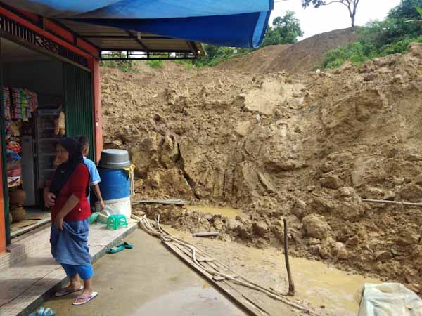 Jalan Damai Samarinda Ilir Ambyar Ketiban Longsor