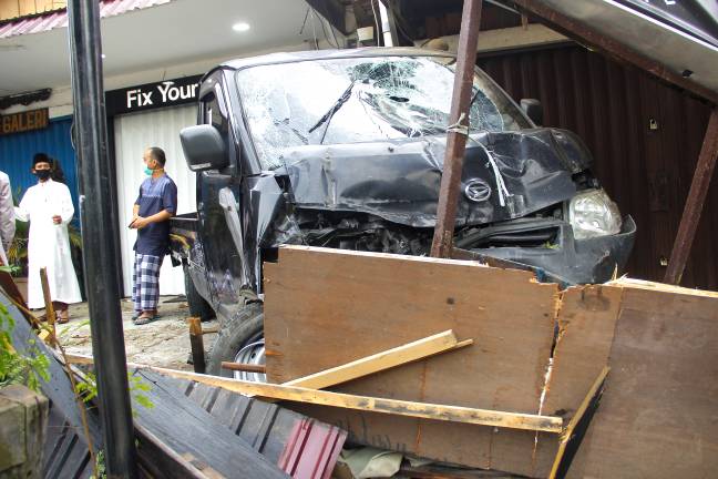 Mobil Lepas Kendali, Pengemudi Banting Setir “Hajar” Kafe dan Konter HP