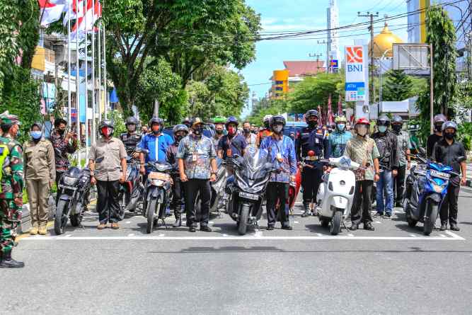 Walikota Pimpin Simulasi Sikap Sempurna di Jalan saat Detik-Detik Proklamasi.